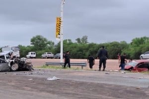 Tres heridos luchan por su vida tras ser rescatados entre los hierros.