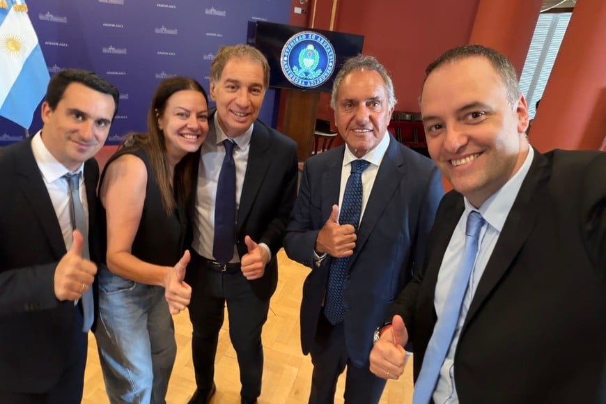 Adorni estuvo acompañado por Lanari, Santilli, Pettovello, Scioli y Sturzenegger.