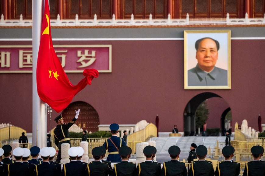 Members of Chinese People's Liberation Army (PLA) honour guard attend a flag raising ceremony at Tiananmen Square as Tiananmen Gate, featuring a portrait of late Chinese Chairman Mao Zedong, is seen in the background in Beijing, China, November 20, 2025. REUTERS/Maxim Shemetov
     TPX IMAGES OF THE DAY