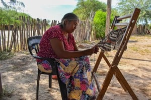 Artesana wichi tejiendo chaguar.