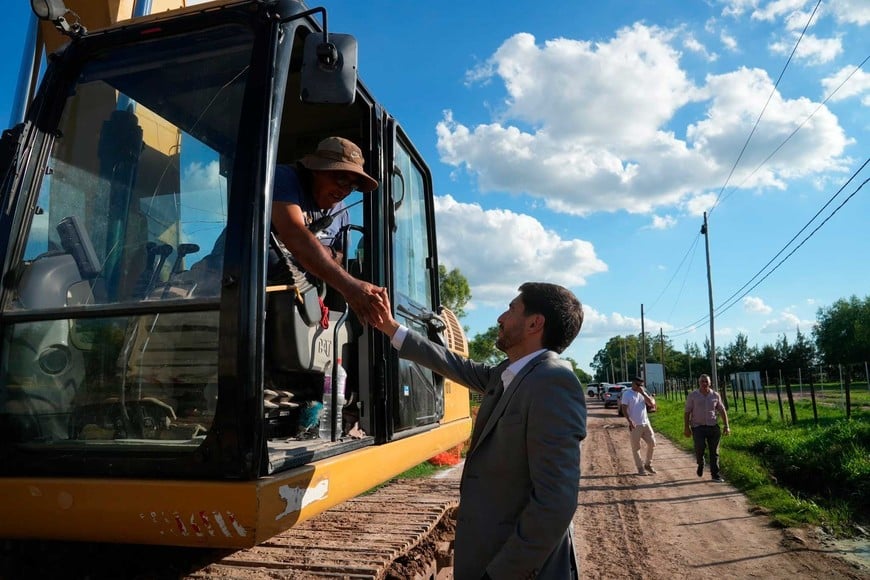 Mejoras en los caminos de Esperanza.
