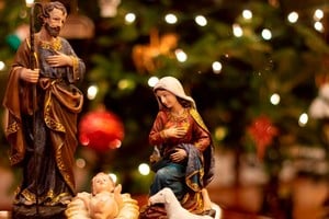 La tradicional y emblemática escena del nacimiento de Jesús evoca una ética de la acogida (Dios hecho Hombre, naciendo en un establo) y el recibimiento familiar, que interpelan a las sociedades contemporáneas.