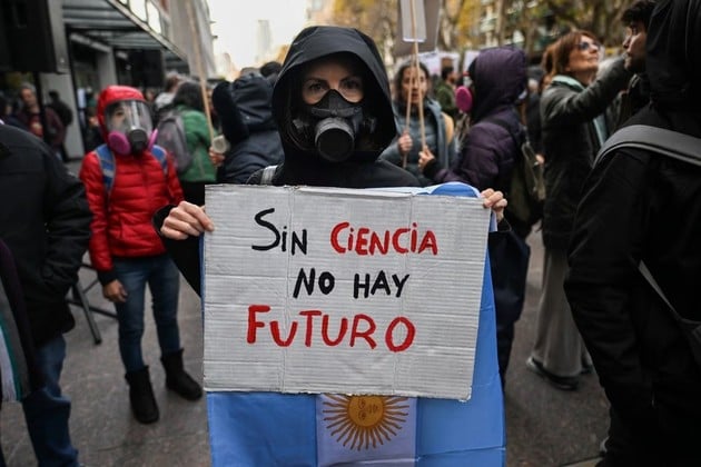Argentina, país con bajo desarrollo científico-tecnológico y educativo, ha quedado condenado a la dependencia de economías que producen bienes con valor agregado y sometida a los grandes poderes económicos concentrados.