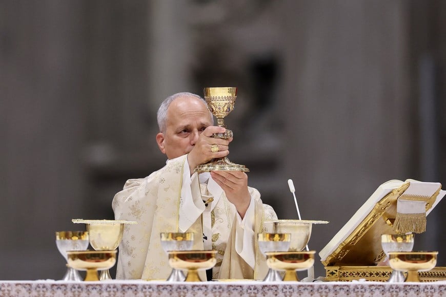Pope Leo XIV celebrates Christmas Holy Mass in St. Peter's Basilica at the Vatican, December 25, 2025. REUTERS/Yara Nardi