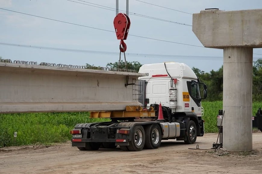 Las vigas llegaron desde San Luis en un operativo especial.