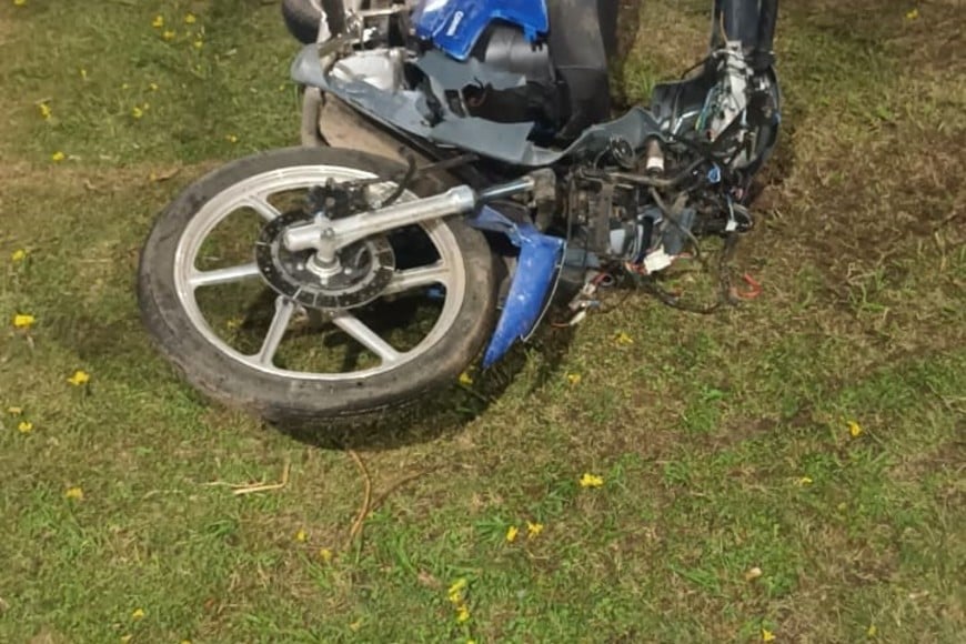 Policía y equipos de emergencia en el lugar del accidente fatal.