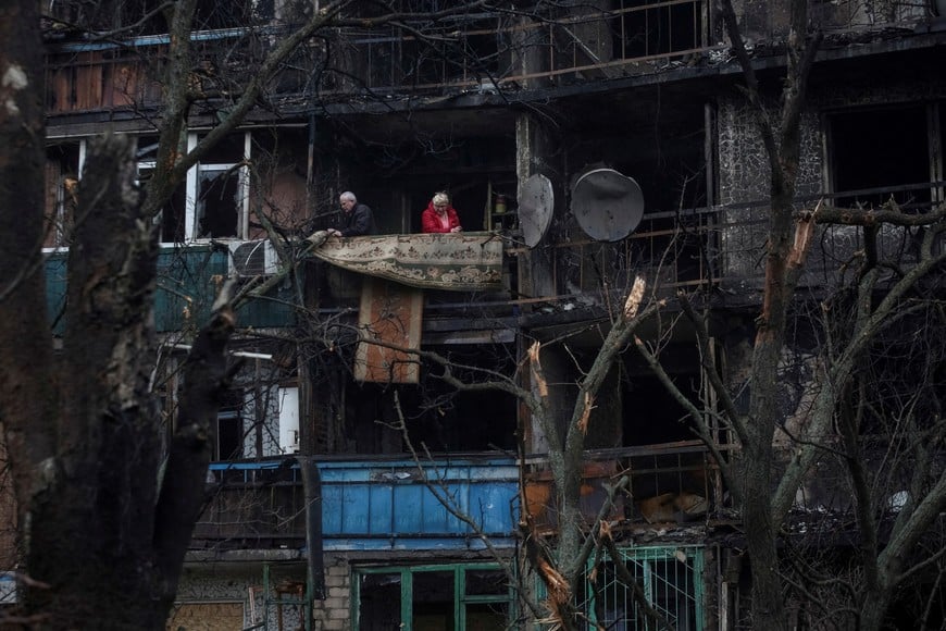 Residents stand at the balcony of their flat in a building damaged by a Russian drone strike, which happened late evening on Monday, amid Russia's attack on Ukraine, in the city of Kramatorsk, Donetsk region, Ukraine December 2, 2025. REUTERS/Anatolii Stepanov     TPX IMAGES OF THE DAY