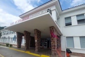 El hombre lucha por su vida tras dispararse por accidente en Navidad.