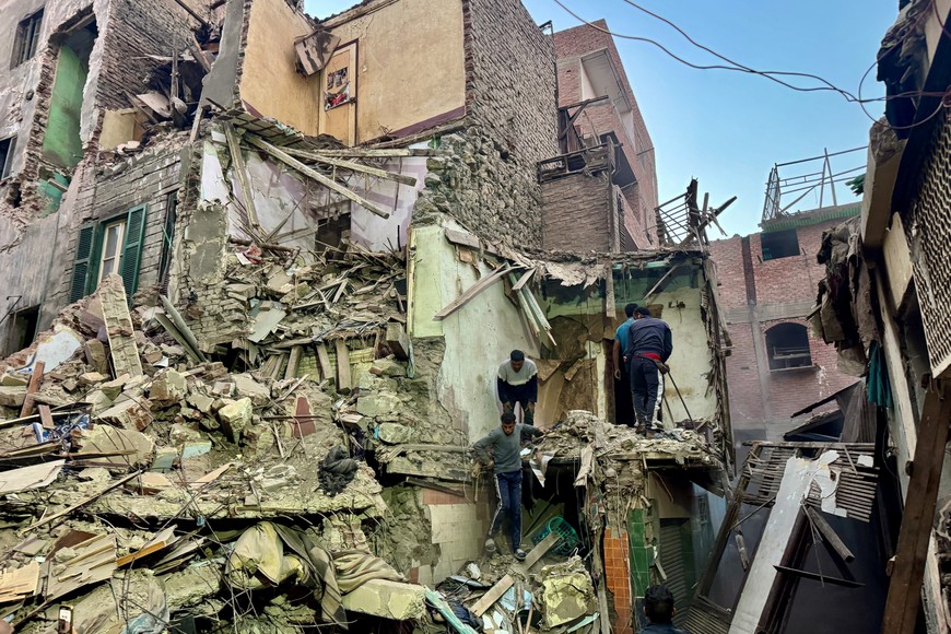 (251225) -- EL CAIRO, 25 diciembre, 2025 (Xinhua) -- Rescatistas trabajan entre los escombros de un edificio derrumbado, en Guiza, Egipto, el 25 de diciembre de 2025. La cifra de muertes a causa del derrumbe de un edificio residencial de cinco pisos en la provincia de Guiza de Egipto, al sur de El Cairo, aumentó a ocho, informó el  jueves el sitio web de noticias estatal egipcio Ahram Online. (Xinhua/Ahmed Gomaa) (da) (ra) (vf)