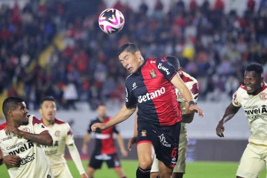 En Perú destacaron el buen juego aéreo de González en las 2 áreas.