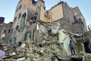 (251225) -- EL CAIRO, 25 diciembre, 2025 (Xinhua) -- Un rescatista trabaja entre los escombros de un edificio derrumbado, en Guiza, Egipto, el 25 de diciembre de 2025. La cifra de muertes a causa del derrumbe de un edificio residencial de cinco pisos en la provincia de Guiza de Egipto, al sur de El Cairo, aumentó a ocho, informó el  jueves el sitio web de noticias estatal egipcio Ahram Online. (Xinhua/Ahmed Gomaa) (da) (ra) (vf)