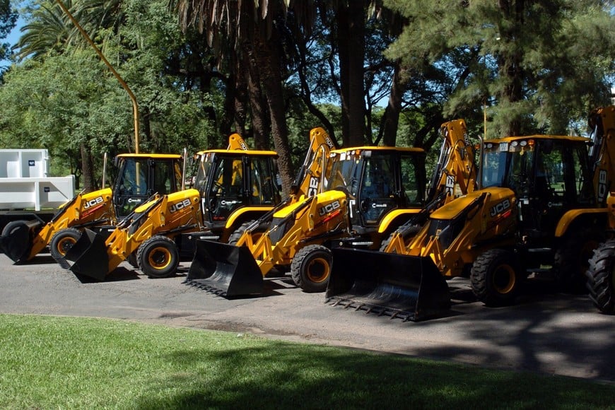 Retroexcavadoras, camiones y camionetas forman parte de la nueva flota municipal presentada este viernes.