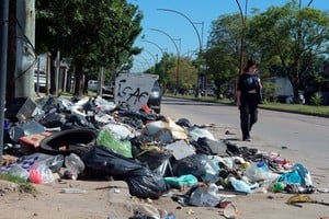 En primer plano, la basura arrojada en parte de la vereda y la calle. Foto: Guillermo Di Salvatore