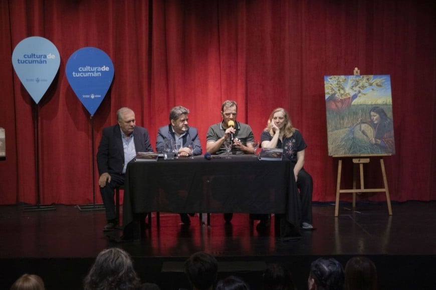 “Tucumán es Zamba”: La presentación se realizó en San Miguel de Tucumán y contó con la participación del presidente del Inamu, Bernabé “Buco” Cantlon; el presidente del Ente Cultural de Tucumán, Humberto Salazar; el autor del libro, Rubén Cruz; y la coordinadora editorial del Inamu, Neli Saporiti. Foto: Gentileza Inamu