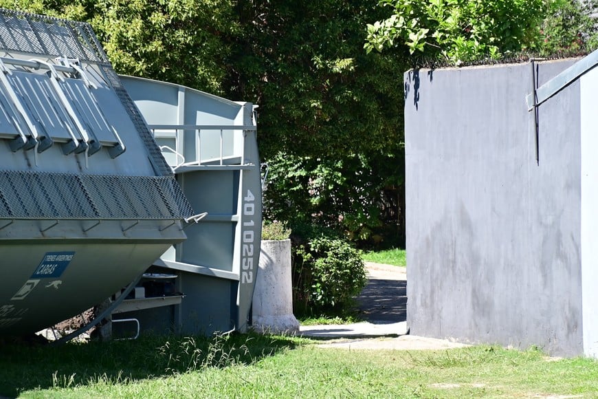A metros. Una vivienda (construida presuntamente de forma indebida) quedó pegada a los vagones caídos. Flavio Raina.