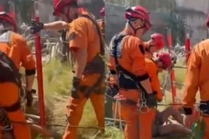 Rescate en una obra de construcción: un trabajador cayó a un pozo y sufrió politraumatismos.