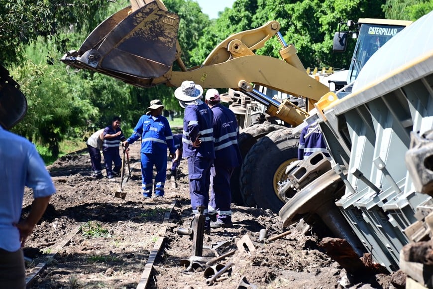 Contrareloj. La idea es montar cuanto antes la nueva vía para que pase el tren. Flavio Raina.