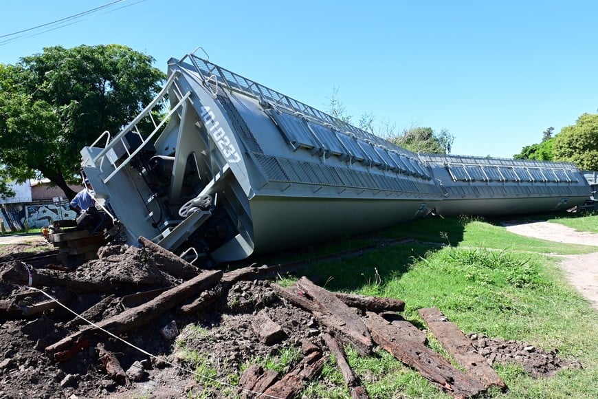 Va a ser difícil. Hay poco espacio para que la gran grúa pueda trabajar en la zona para retirar los vagones caídos.