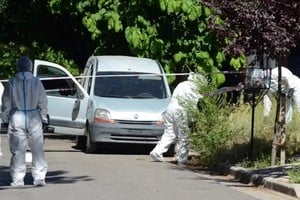 El vehículo donde fue hallada la mujer estaba frente a un baldío en barrio Cumelén.
