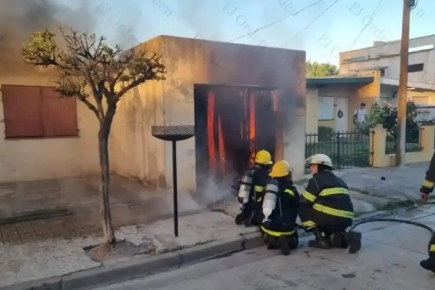 La rápida intervención de los bomberos evitó que las llamas avanzara.