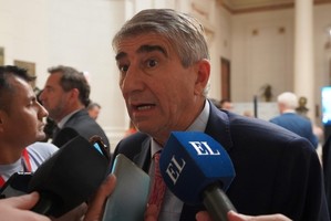 Fabián Bastia llevó personalmente al Senado los pliegos para la futura Corte Suprema. Foto: Fernando Nicola
