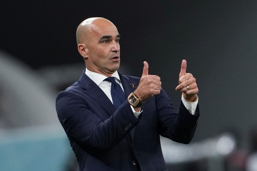 (221201) -- AL RAYYAN, 1 diciembre, 2022 (Xinhua) -- Roberto Martínez, director técnico de Bélgica, gesticula durante el partido correspondiente al Grupo F entre Croacia y Bélgica en la Copa Mundial de la FIFA 2022, en el Estadio Ahmad Bin Ali, en Al Rayyan, Qatar, el 1 de diciembre de 2022. (Xinhua/Zheng Huansong) (ra) (vf)