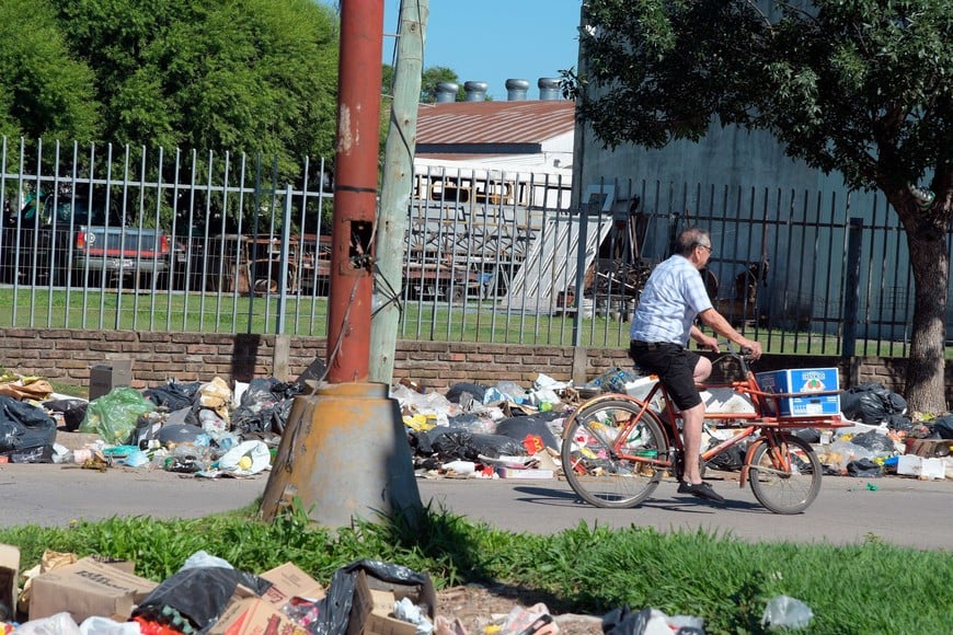 Los vecinos circulan por el lugar, pese a la presencia de basura. Foto: Guillermo Di Salvatore