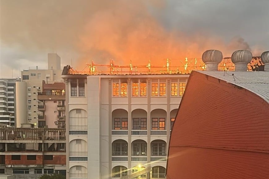 Impactante incendio en una escuela histórica de Rio Grande do Sul.