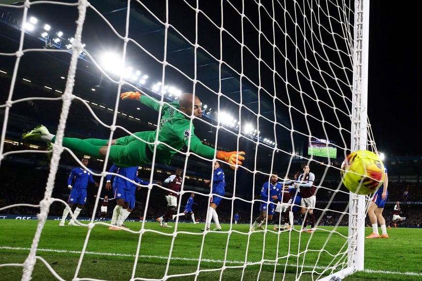 Soccer Football - Premier League - Chelsea v Aston Villa - Stamford Bridge, London, Britain - December 27, 2025 
Aston Villa's Ollie Watkins scores their second goal past Chelsea's Robert Sanchez REUTERS/David Klein EDITORIAL USE ONLY. NO USE WITH UNAUTHORIZED AUDIO, VIDEO, DATA, FIXTURE LISTS, CLUB/LEAGUE LOGOS OR 'LIVE' SERVICES. ONLINE IN-MATCH USE LIMITED TO 120 IMAGES, NO VIDEO EMULATION. NO USE IN BETTING, GAMES OR SINGLE CLUB/LEAGUE/PLAYER PUBLICATIONS. PLEASE CONTACT YOUR ACCOUNT REPRESENTATIVE FOR FURTHER DETAILS..     TPX IMAGES OF THE DAY