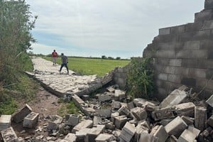 El fenómeno climático produjo voladuras de techos, caída de árboles, postes y muros; por lo cual algunas zonas se encuentran sin luz.