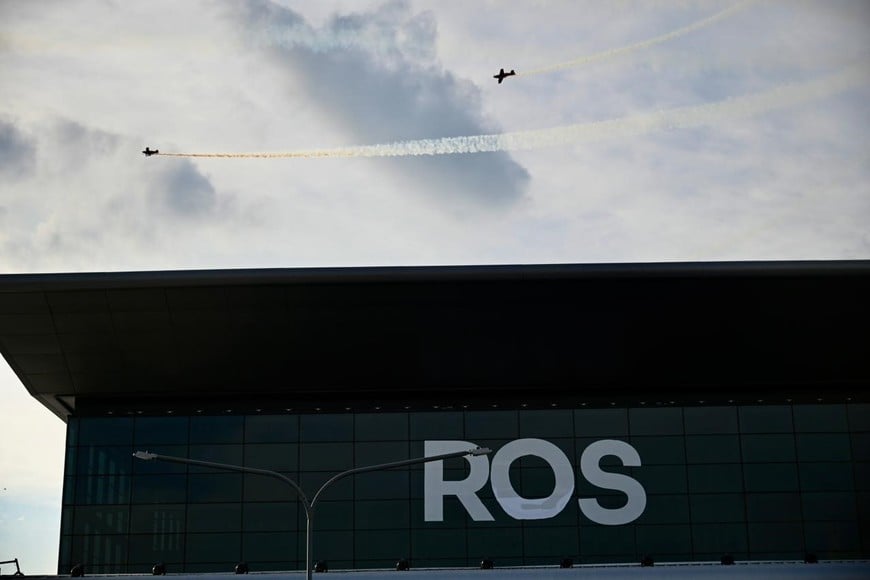 Acrobacias aéreas durante la inauguración este sábado. Crédito: Marcelo Manera