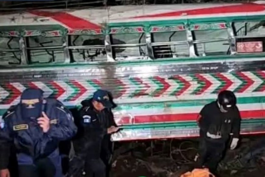 Equipos de rescate trabajan en el lugar del accidente.