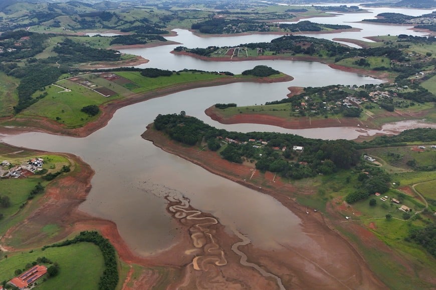 A drone view shows the dry surface of Jaguari dam during its lowest level in a decade, according to data from Brazilian water and waste management company Sabesp, in Joanopolis in the state of Sao Paulo, Brazil, December 15, 2025. REUTERS/Jorge Silva     TPX IMAGES OF THE DAY
