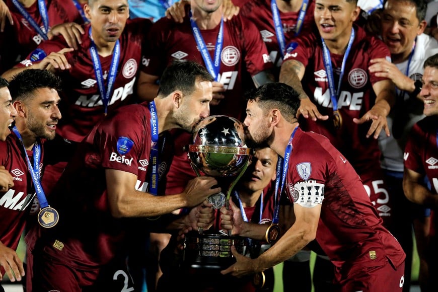 Soccer Football - Copa Sudamericana - Final - Lanus v Atletico Mineiro - Estadio Defensores del Chaco, Asuncion, Paraguay - November 22, 2025 
Lanus' Carlos Izquierdoz kisses the trophy after winning the Copa Sudamericana final REUTERS/Cesar Olmedo     TPX IMAGES OF THE DAY