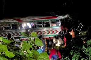 El colectivo se precipitó por un barranco y provocó una tragedia.