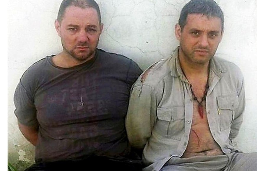 Cristian Lanatta y Víctor Schillaci, exhaustos, tras ser localizados en un campo arrocero.