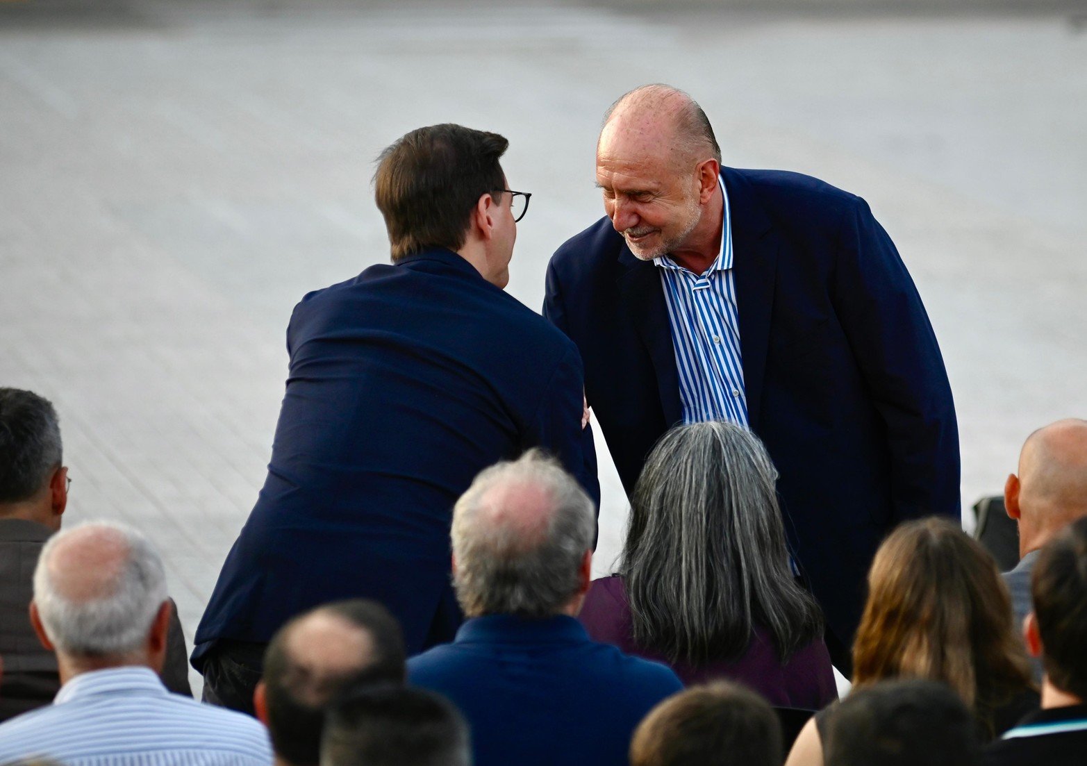 Daniel Di Lena,  vicepresidente Ejecutivo de la Lotería de Santa Fe saludando a Omar Perotti, ex gobernador de Santa Fe.
