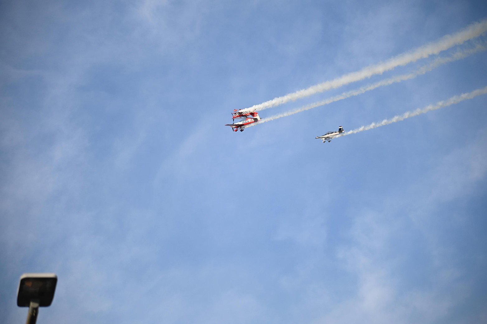 Varios pilotos acrobáticos hicieron una presentación en la tarde de este sábado.