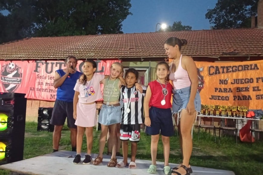 Toda la felicidad. Niñas con su profe. Gentileza: El Litoral