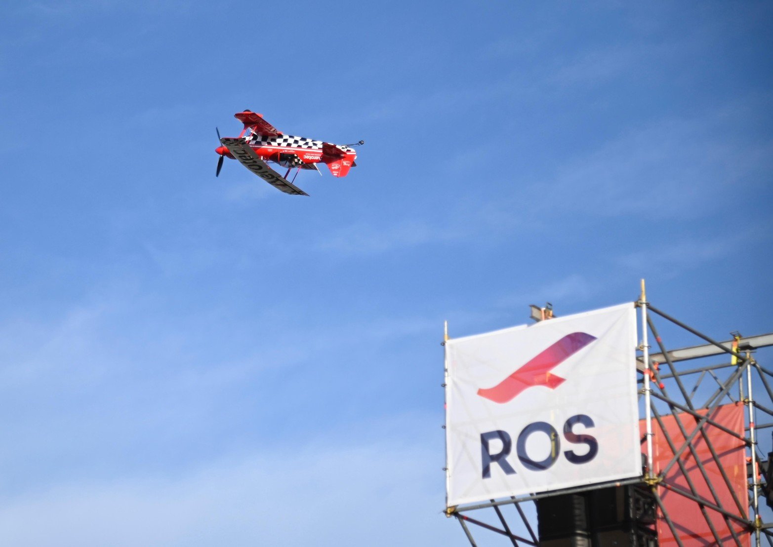 Malatini llevando al límite a su Pitts S1.