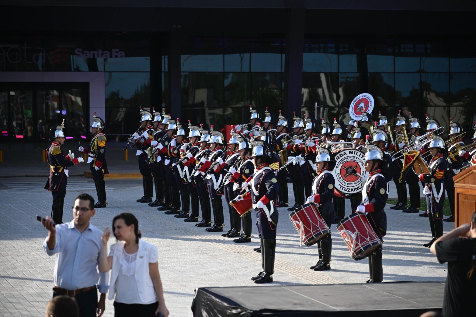 El evento comenzó a las 18 horas y se extenderá hasta cerca de la medianoche, con cierre estimado para las 22:45 horas.