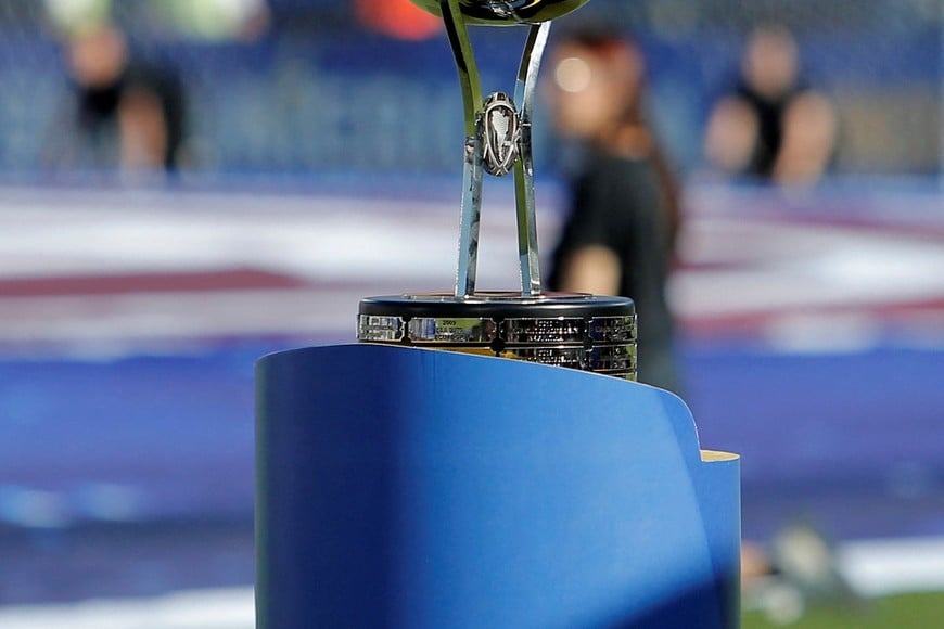 Soccer Football - Copa Sudamericana - Final - Lanus v Atletico Mineiro - Estadio Defensores del Chaco, Asuncion, Paraguay - November 22, 2025 
General view of the Copa Sudamericana trophy on display before the match REUTERS/Cesar Olmedo