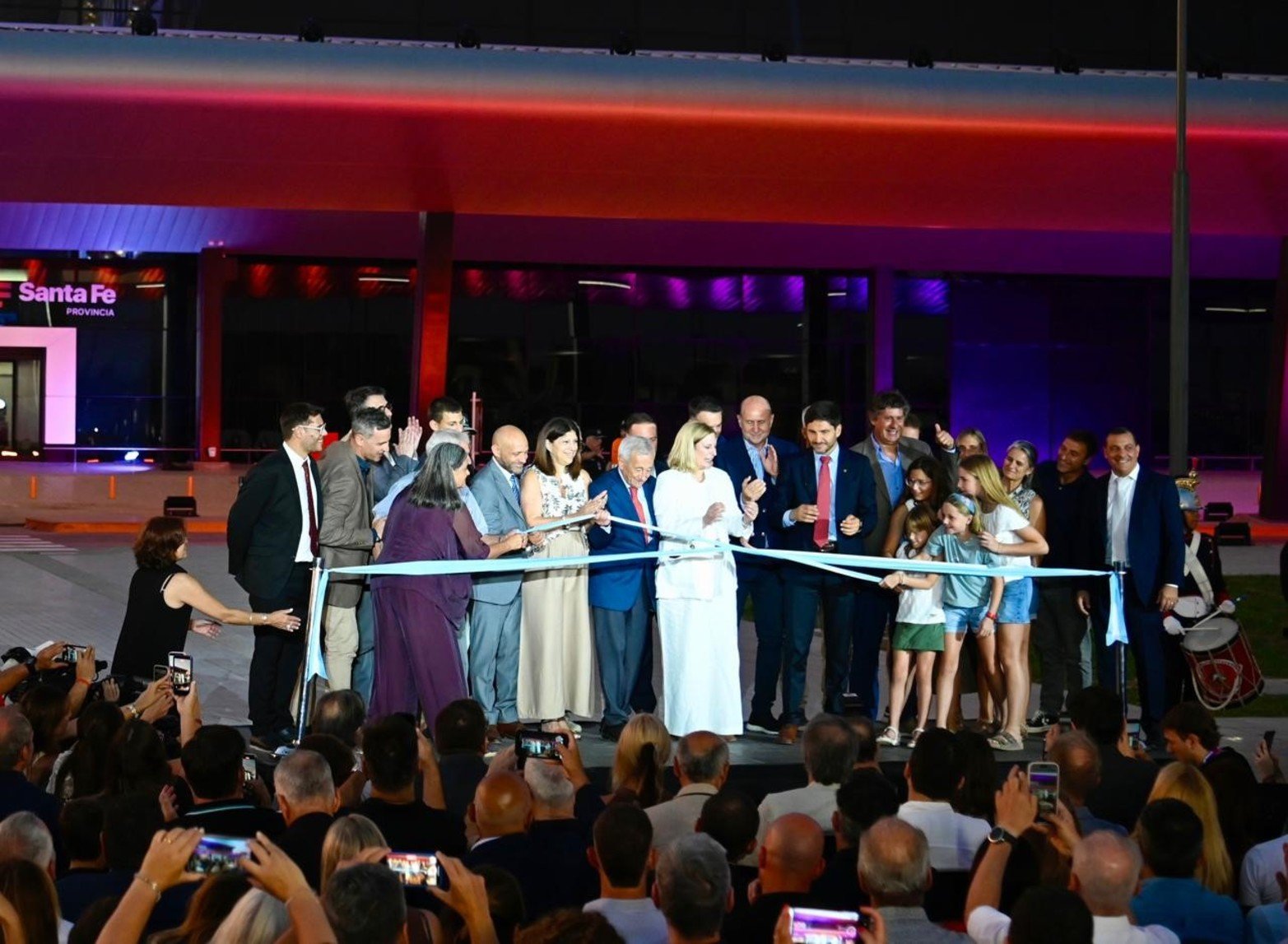 El corte de cinta que oficializa la inauguración.