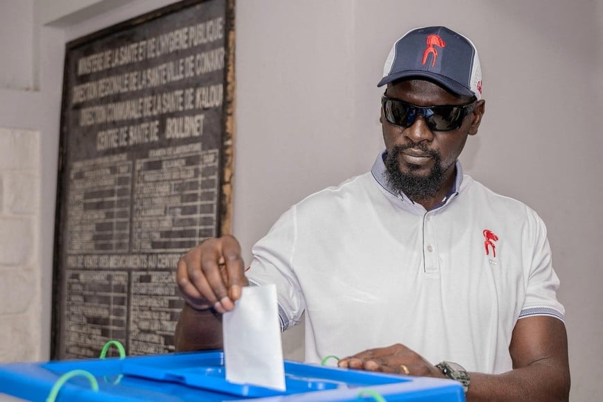 Guinea's military leader Mamady Doumbouya, who seized power in 2021, casts a ballot in a referendum on a new Guinean constitution that could permit him to run for president, in Conakry, Guinea, in this handout photo obtained by Reuters, September 21, 2025.  Presidency of the Republic of Guinea/Handout via REUTERS    THIS IMAGE HAS BEEN SUPPLIED BY A THIRD PARTY. NO RESALES. NO ARCHIVES     TPX IMAGES OF THE DAY