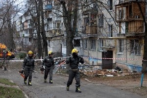 Emergency responders leave the site of an apartment building that was hit by a Russian drone, amid Russia's attack on Ukraine, in Kyiv, Ukraine December 23, 2025. REUTERS/Thomas Peter