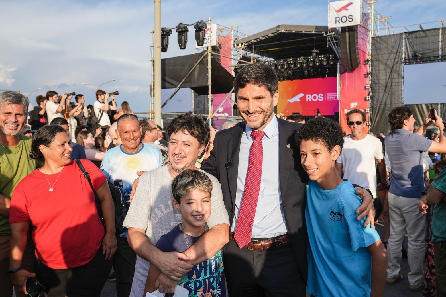 Grandes y chicos disfrutaron de las diversas actividades al aire libre en la inauguración del renovado Aeropuerto. Crédito: Gobierno