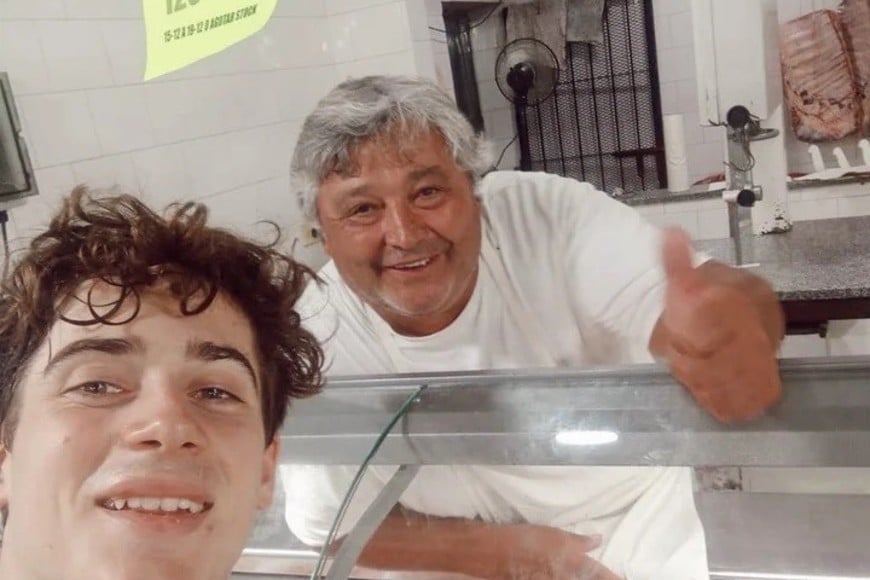 Con sus fanáticos. Franco fue a comprar carne y no pasó desapercibido.