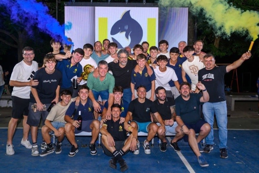 Los jugadores del tiburón compartieron un momento de camaradería tras un exigente 2025.