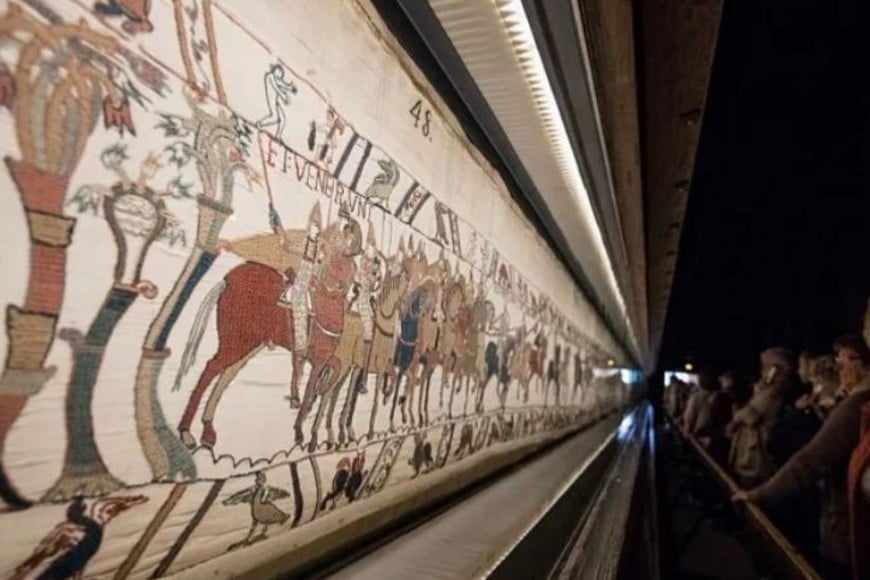 El bordado cuenta cómo Guillermo el Conquistador derrotó al rey anglosajón Haroldo II