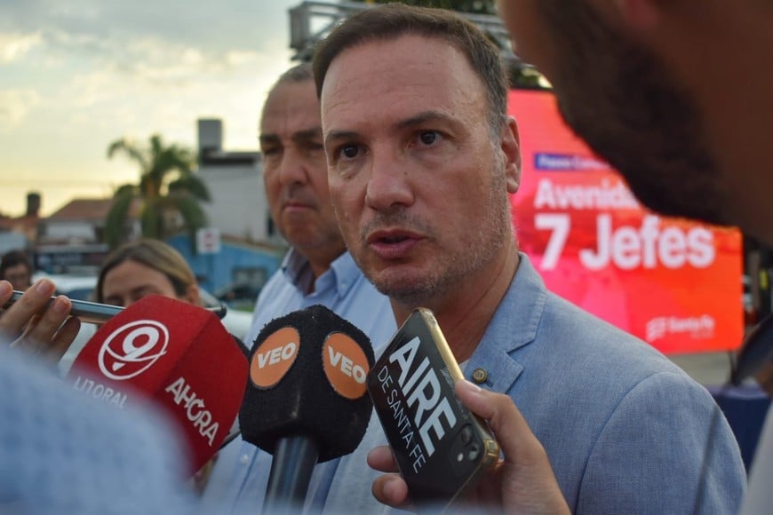 Enrico recorrió la nueva pavimentación de Larrea junto a autoridades municipales.